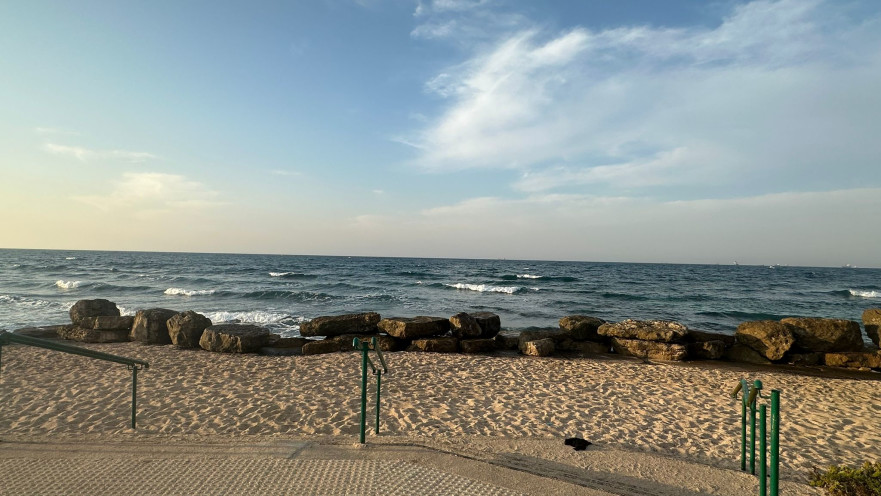 חוף הים בשכונת בת גלים