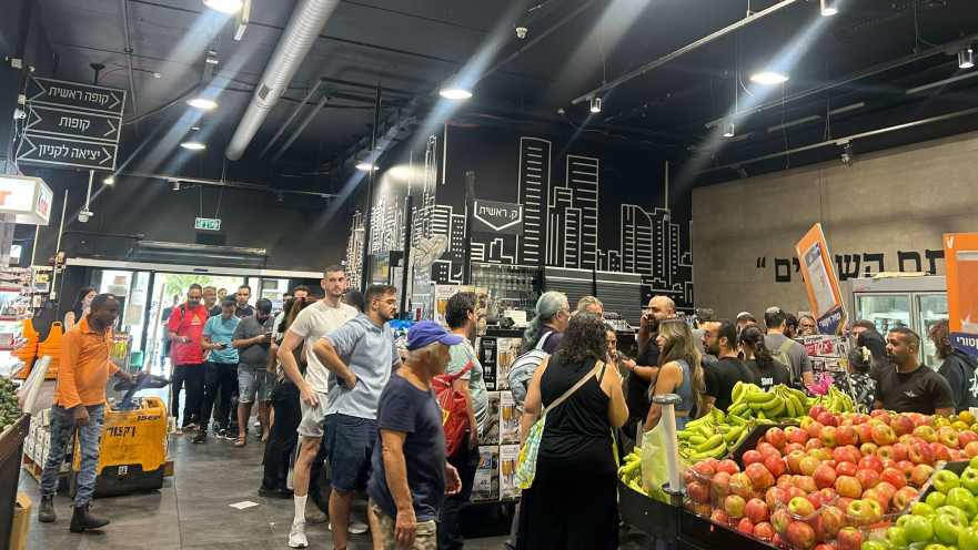 הישראלים נוהרים לקנות אייפון ברשתות השיווק והקניות