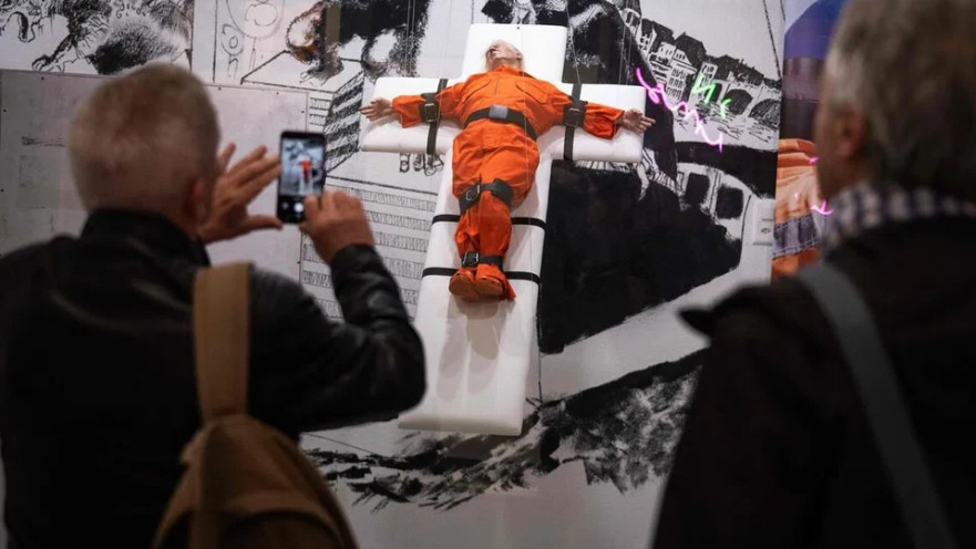 פסל מציאותי להחריד של נשיא ארצות הברית דונלד טראמפ בשווייץ