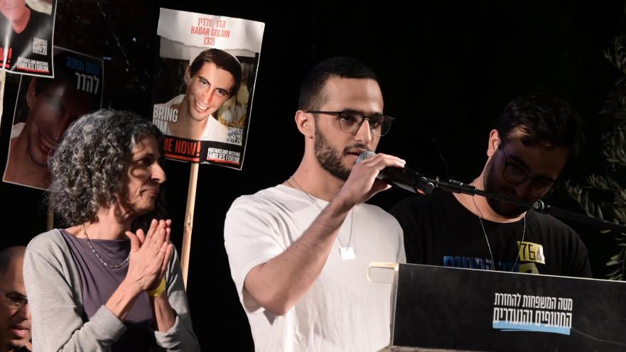 נמרוד כהן נואם בכיכר החטופים