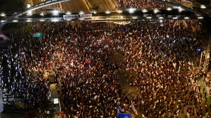 המונים בהפגנה למען הדמוקרטיה בתל אביב