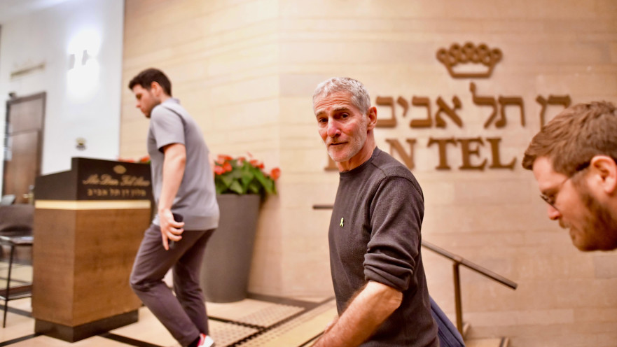 יאיר גולן יוצא מישיבת ראשי האופוזיציה