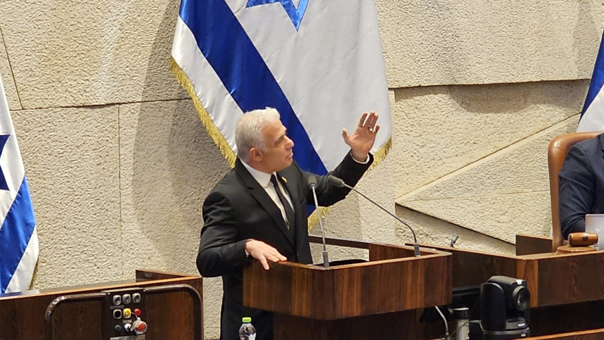 יאיר לפיד במהלך נאומו בדיון 40 חתימות