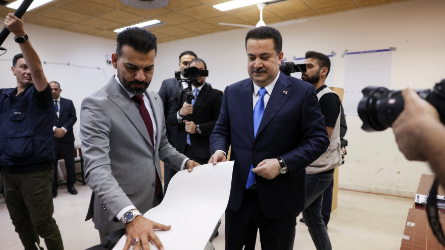 ראש ממשלת עיראק, מוחמד שיא א-סודאני, מצביע בתחנת קלפי