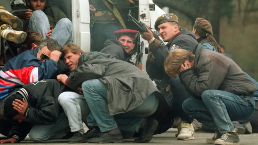 חייל בוסני מגן על אזרחים מתקיפות במהלך המצור על סרייבו