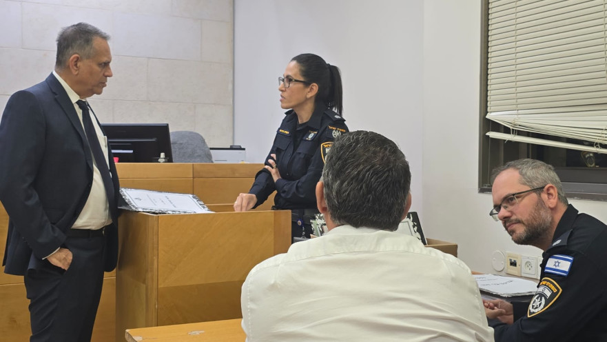 פרשת "יד לוחצת יד"