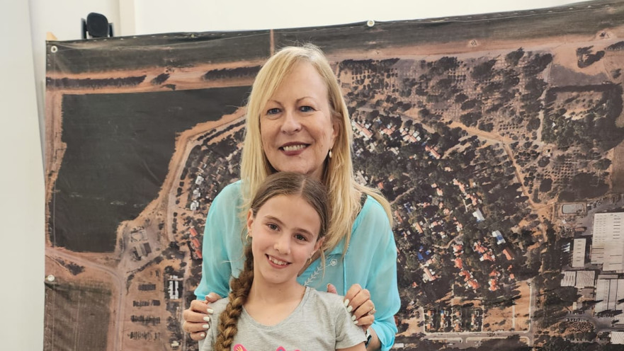 נעה משה והמודל שיצרה עם נאוה קזז