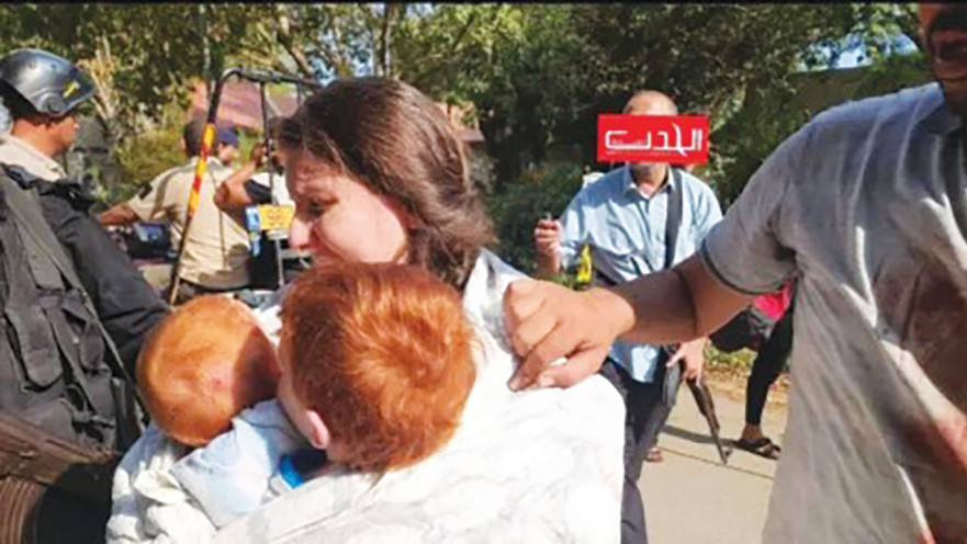 שירי ביבס ז"ל יחד עם ילדיה כפיר ואריאל ז"ל ברגעי החטיפה לעזה