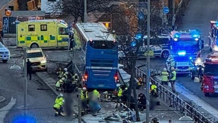 תאונת דרכים בשוודיה: אוטובוס קומותיים התנגש בתחנת האוטובוס