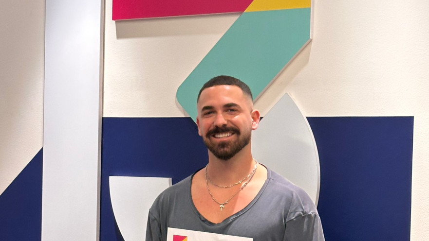 יובל לוי, זוכה העונה השביעית של האח הגדול, מקבל את הפרס הגדול