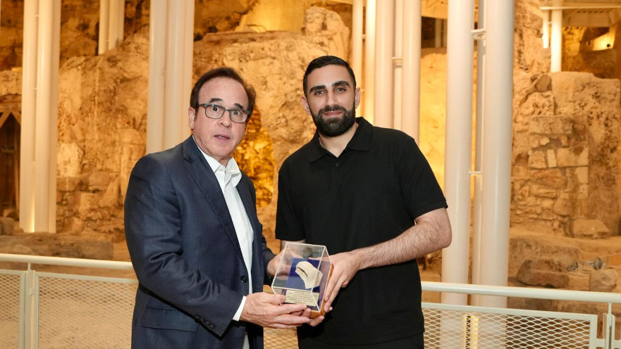 שורד השבי שגב כלפון בביקור בכותל