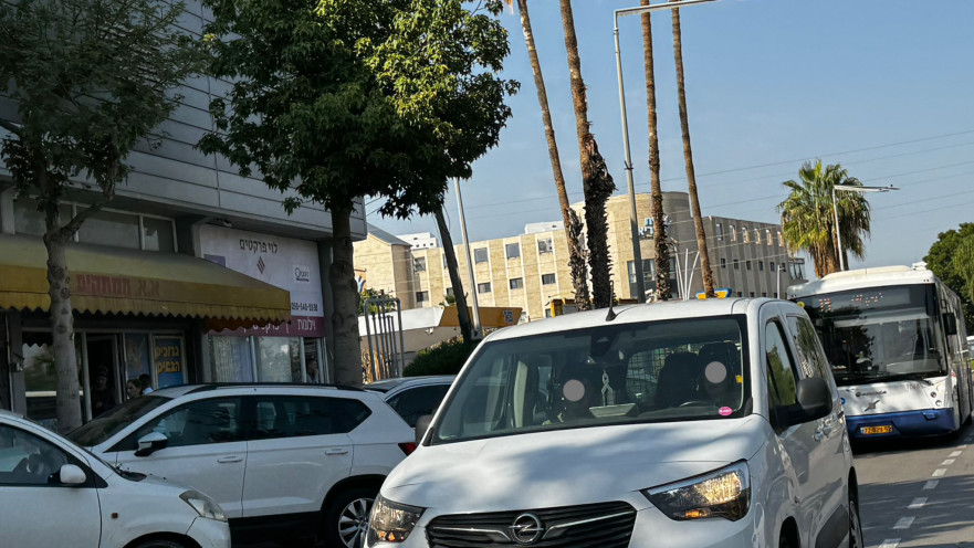 פפקים בדרך לתחנת הרכבת בקריית גת