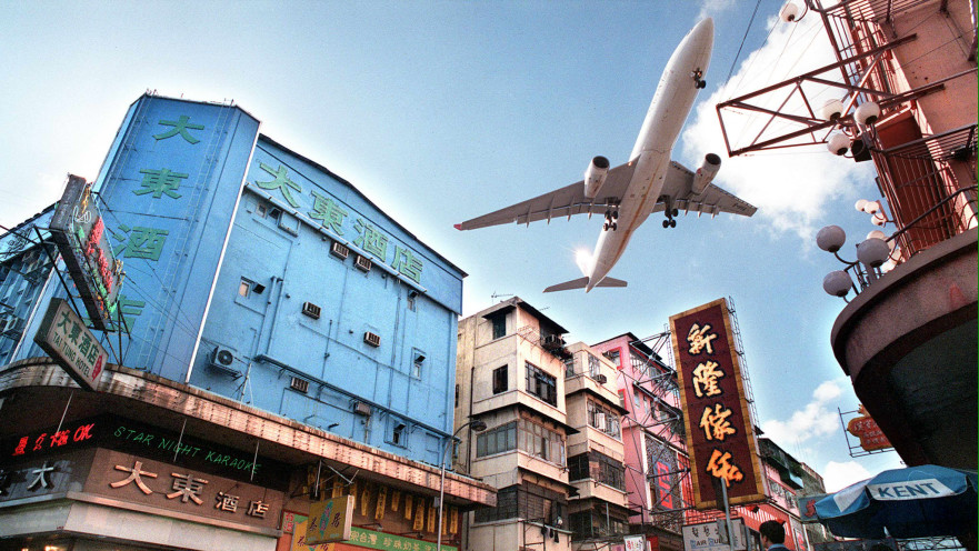 מטוס נוחת בשדה התעופה קאי טאק