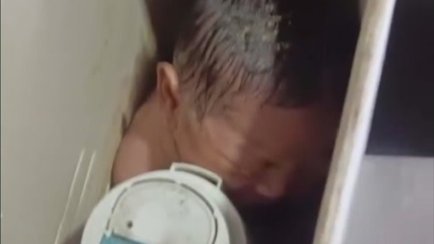 התינוקת במיכל האסלה