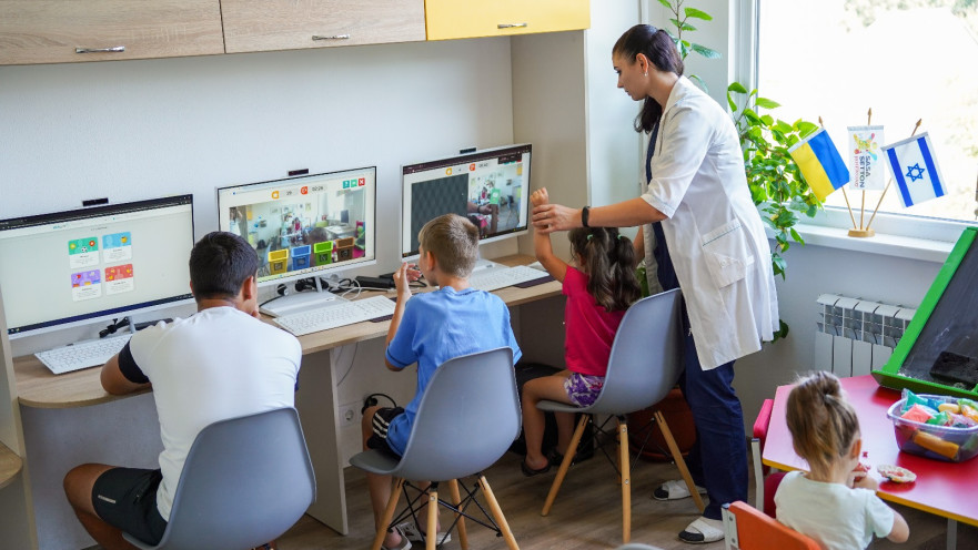 ילדים לומדים בבית החולים 