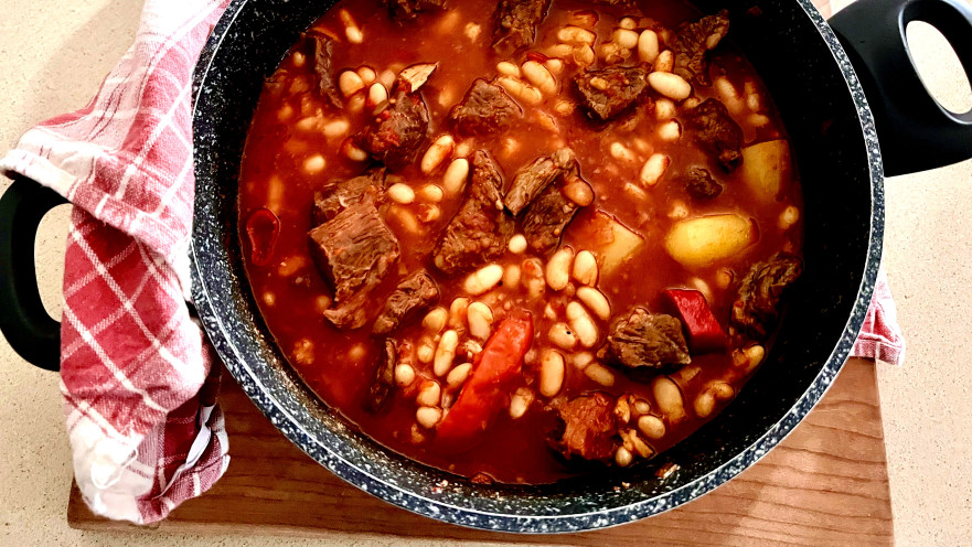 קדרת שעועית וכמון /  טְבִּיכַת לוּבְיָה בִּלכַּמוּן