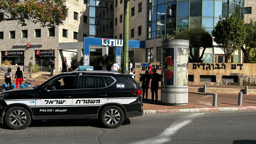 כוחות משטרה מחוץ למשרדי ערוץ 13