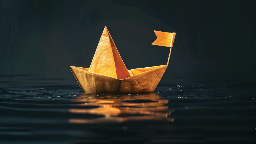 סירת נייר במים