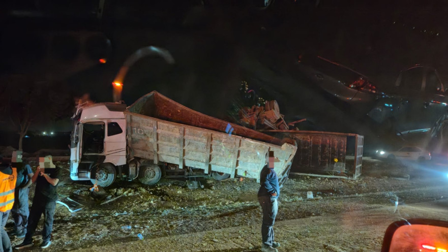 משאית התהפכה סמוך לצומת דודאים: גבר כבן 30 נפצע באורח בינוני