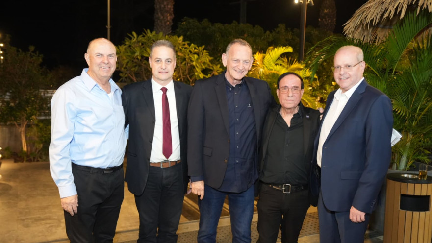 מימין לשמאל: ד"ר איתן וירטהיים, דוד בן בסט, יוחנן לוקר, פרופ' יעקב חן וד"ר אריה פישביין