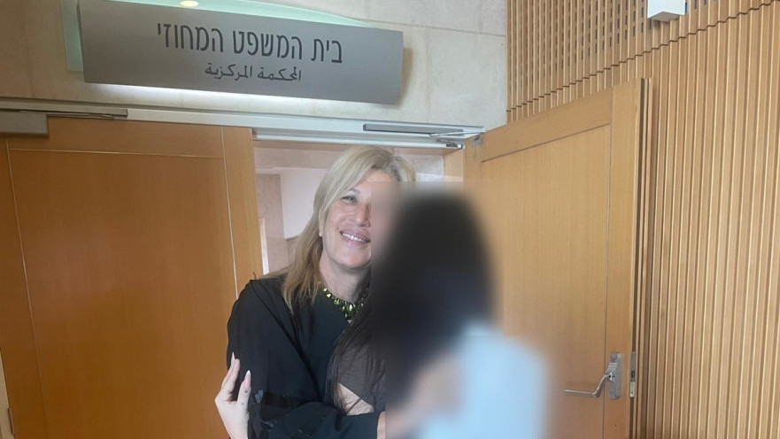 ד' (עם הגב למצלמה) ועורכת הדין רוני סדובניק אלוני בבית המשפט
