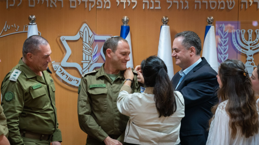 אייל זמיר וישראל כ"ץ בהענקת הדרגות לפצ"ר החדש איתי אופיר"