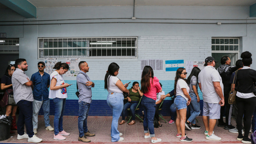 הבחירות בהונדורס 30.11.2025, אנשים מחכים להצביע