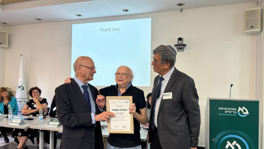 הענקת הפרס ליעקב בודו