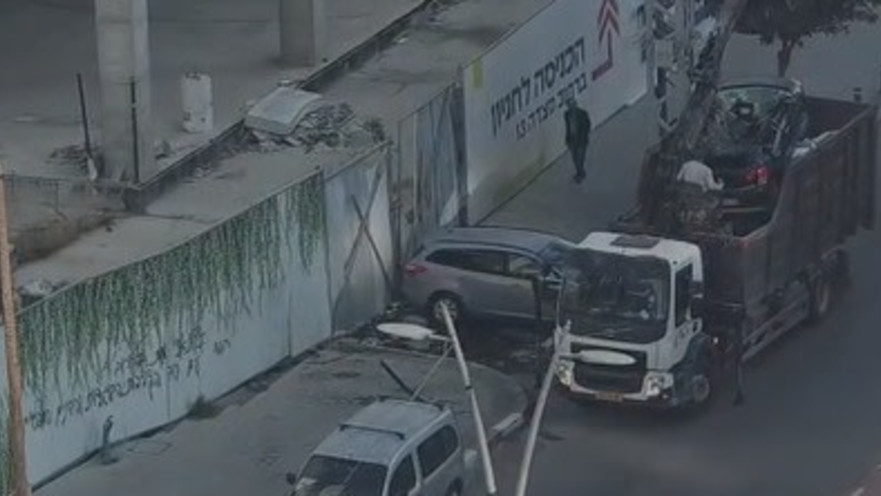 נהג משאית מועך רכבים