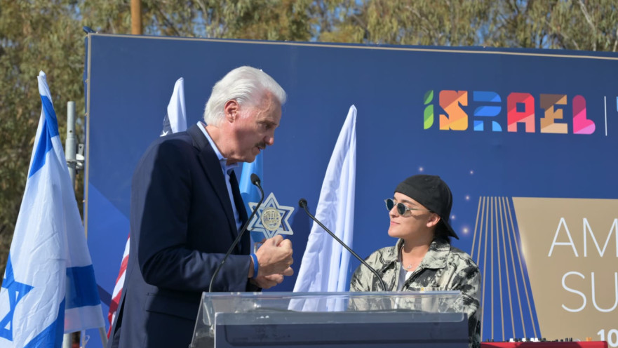 אמילי דמארי ומייק אוונס