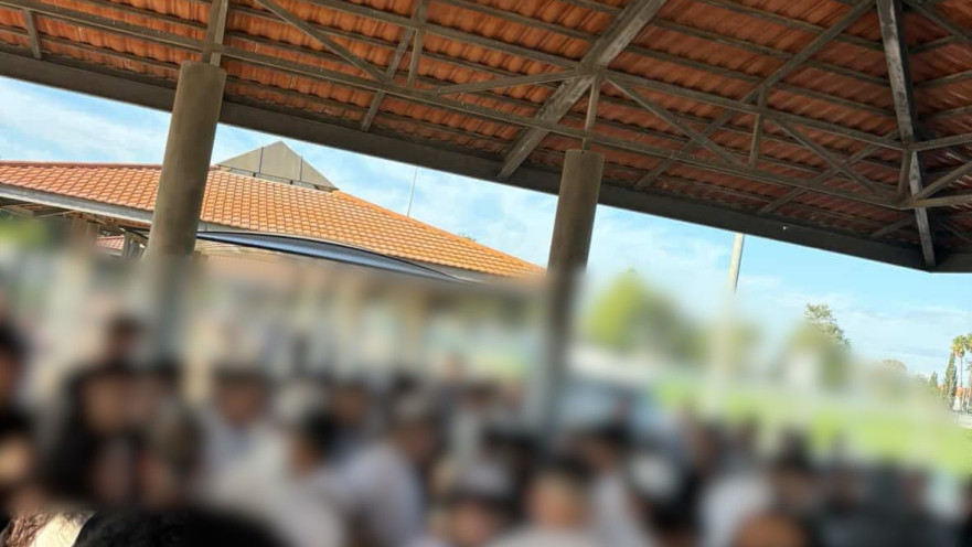 תלמידים בבאר טוביה מוחים על איסור הנחת התפילין בשטח בית הספר