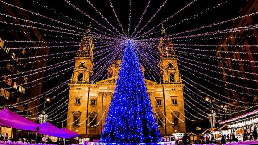עץ חג המולד המואר בכיכר בזיליקת סנט סטפן בבודפשט, הונגריה