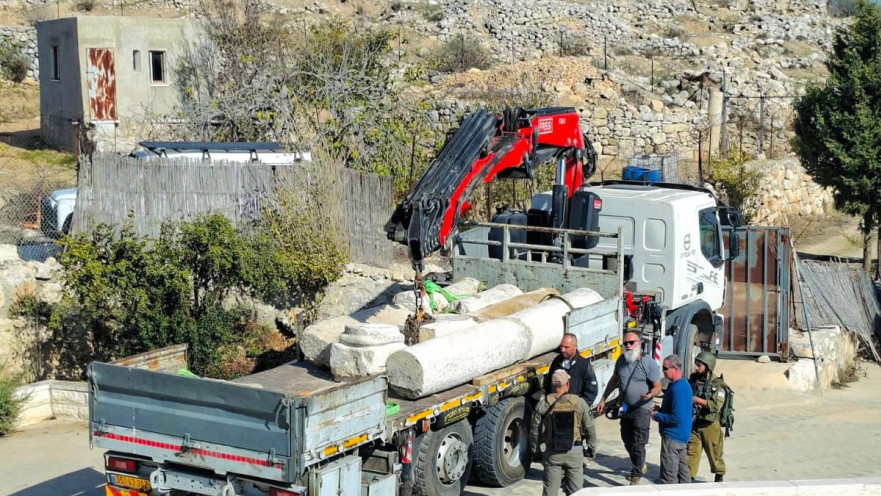 כותרות ועמודי אבן מהתקופה הביזנטית שהוצגו כפריטי נוי בתוך הווילה ונתפסו