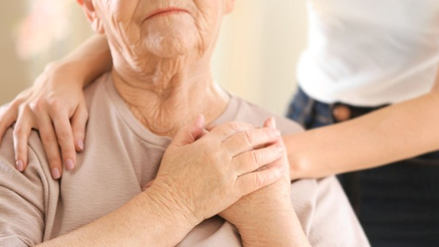 אישה מבוגרת