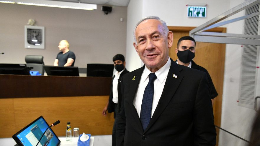 בנימין נתניהו לפני תחילת העדות במשפטו, יולי 2025