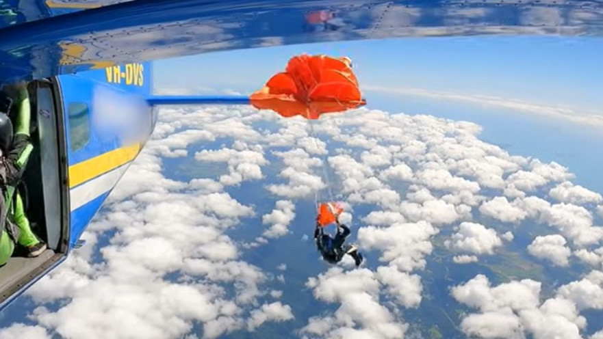 בגובה 15 אלף רגל: צנחן נתקע על זנב המטוס