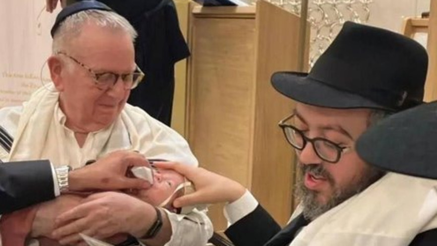 הרב אלי שלנגר, תמונה מברית של אחד מילדיו