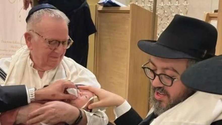 הרב אלי שלאנגר בברית של אחד מילדיו