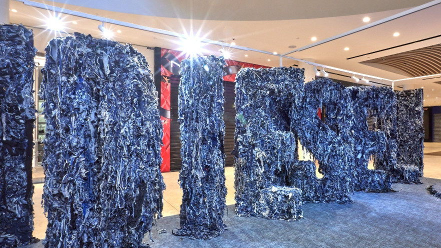 מייצג אופנה של DIESEL בקניון רמת אביב