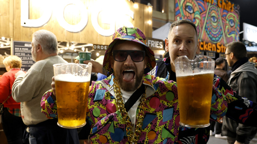 בלונדון חוגגים עם בירה 