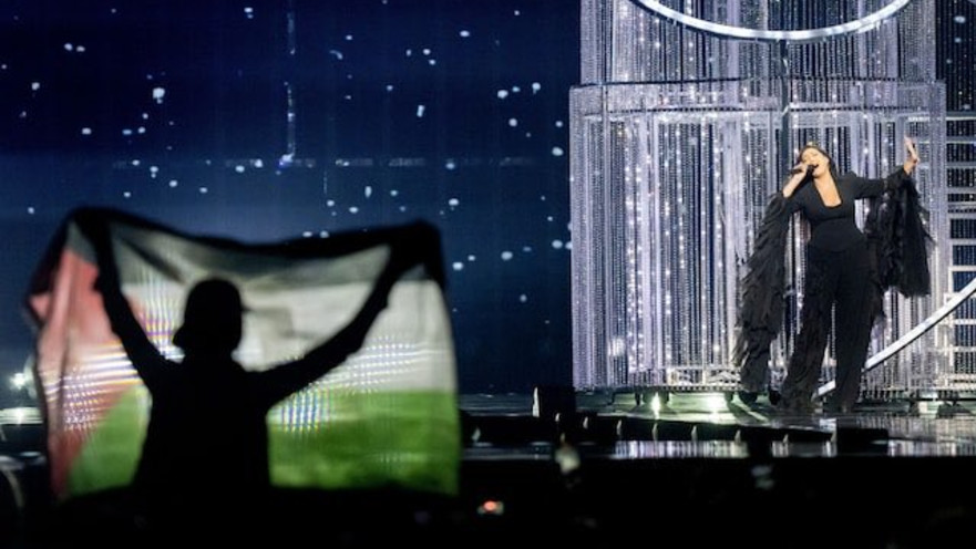 דגל פלסטין בהופעה של יובל רפאל: אירוויזיון 2025