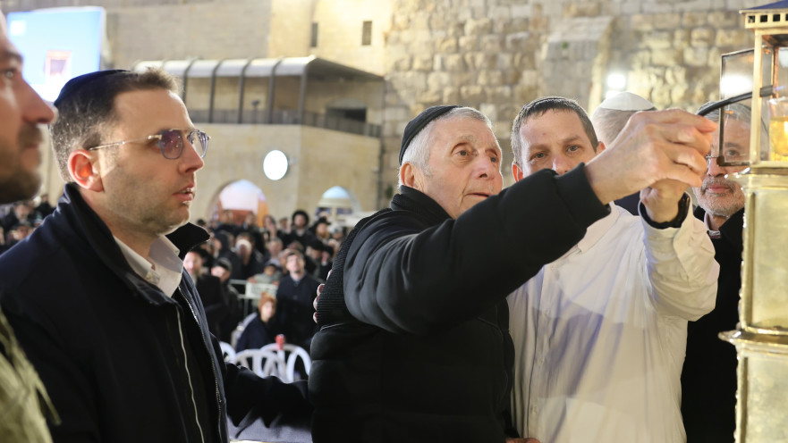 לוסיה אלמקייס, אביו של בנימין אליהו אלמקייס ז"ל, מדליק נרות חנוכה בכותל