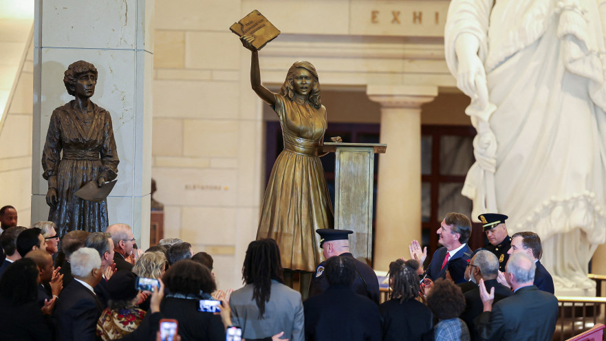 הפסל החדש של ברברה רוז ג'ונס בקפיטול