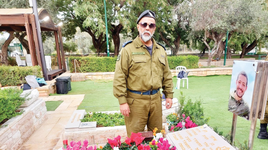 סא"ל במיל' שגיא בשירי ליד קברו של איתי חן ז"ל