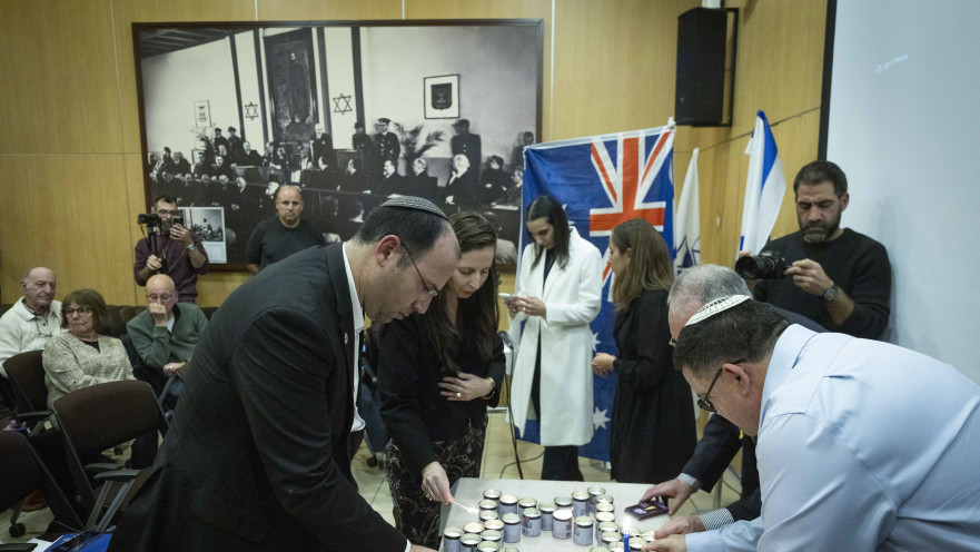 הדלקת נרות לזכר הנרצחים בפיגוע בחוף בונדיי באוסטרליה