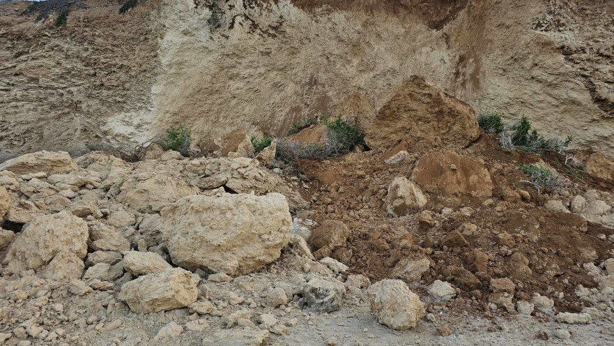 סלעים שקרסו בחוף בין נתניה לעמק חפר