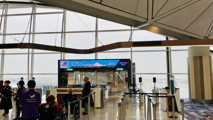 אנשים בכיסאות גלגלים בשער העלייה למטוס בהונג קונג
