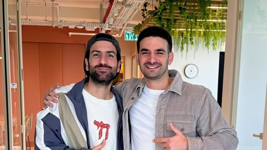 מימין אביב כהן סמנכ"ל שותף פאלמו, משמאל הראפר איזי