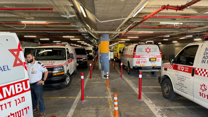 פקקי אמבולנסים מחוץ למיון שערי צדק