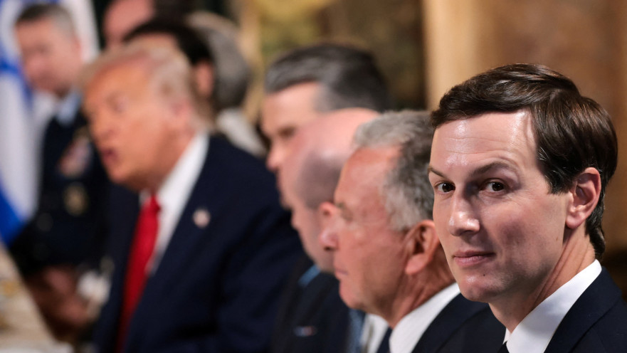 ג'ארד קושנר במהלך הפגישה עם דונלד טראמפ ובנימין נתניהו